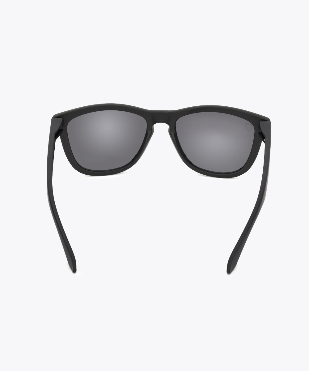 матовые очки с черными линзами